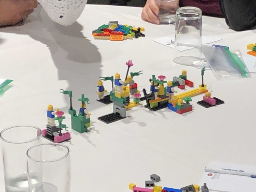 Différents modèles en blocs Lego conçus par les membres d’une équipe.