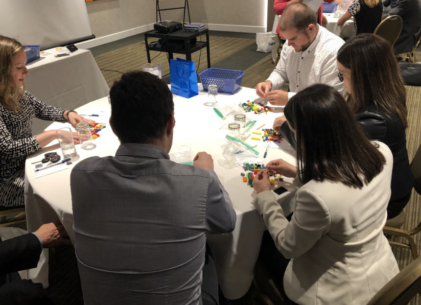 D’autres participants conçoivent leur modèle fait de blocs Lego.